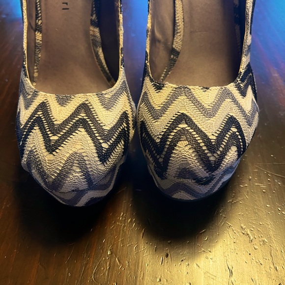 Size 8 pumps, Madden Girl, cover photo is the best photo to show actual colors - Picture 1 of 6